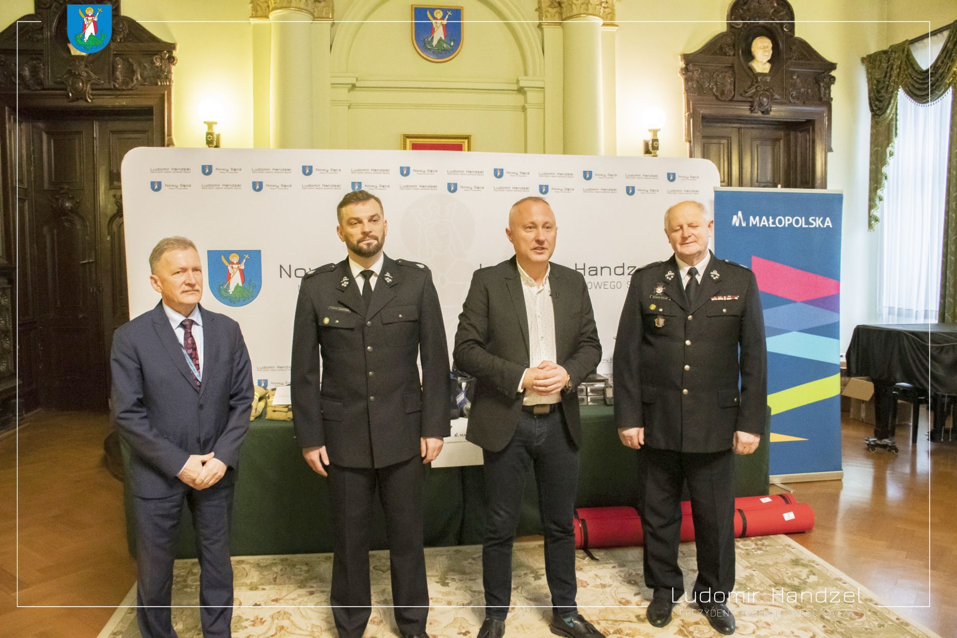 Przekazanie sprzętu dla OSP w nowosądeckim Ratuszu