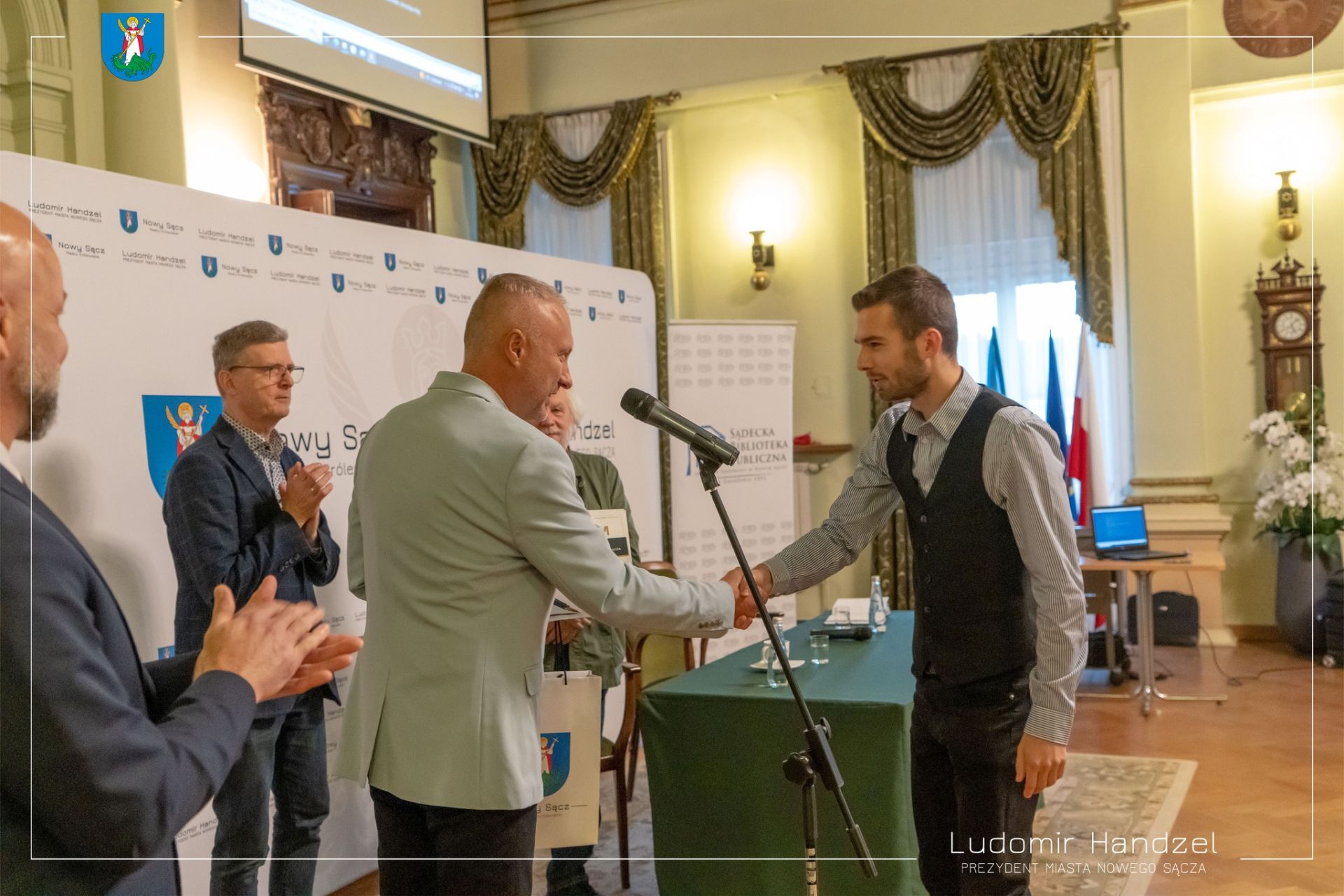 Prezydent Ludomir Handzel wręcza nagrody