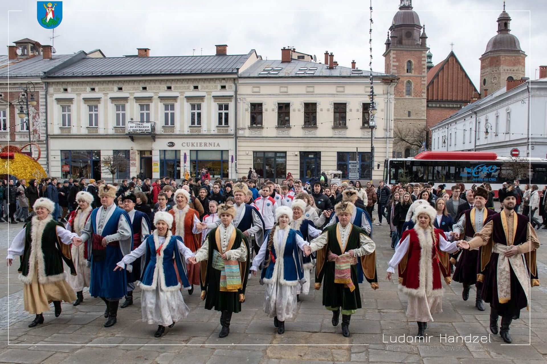 Polonez maturzystów na nowosądeckim rynku