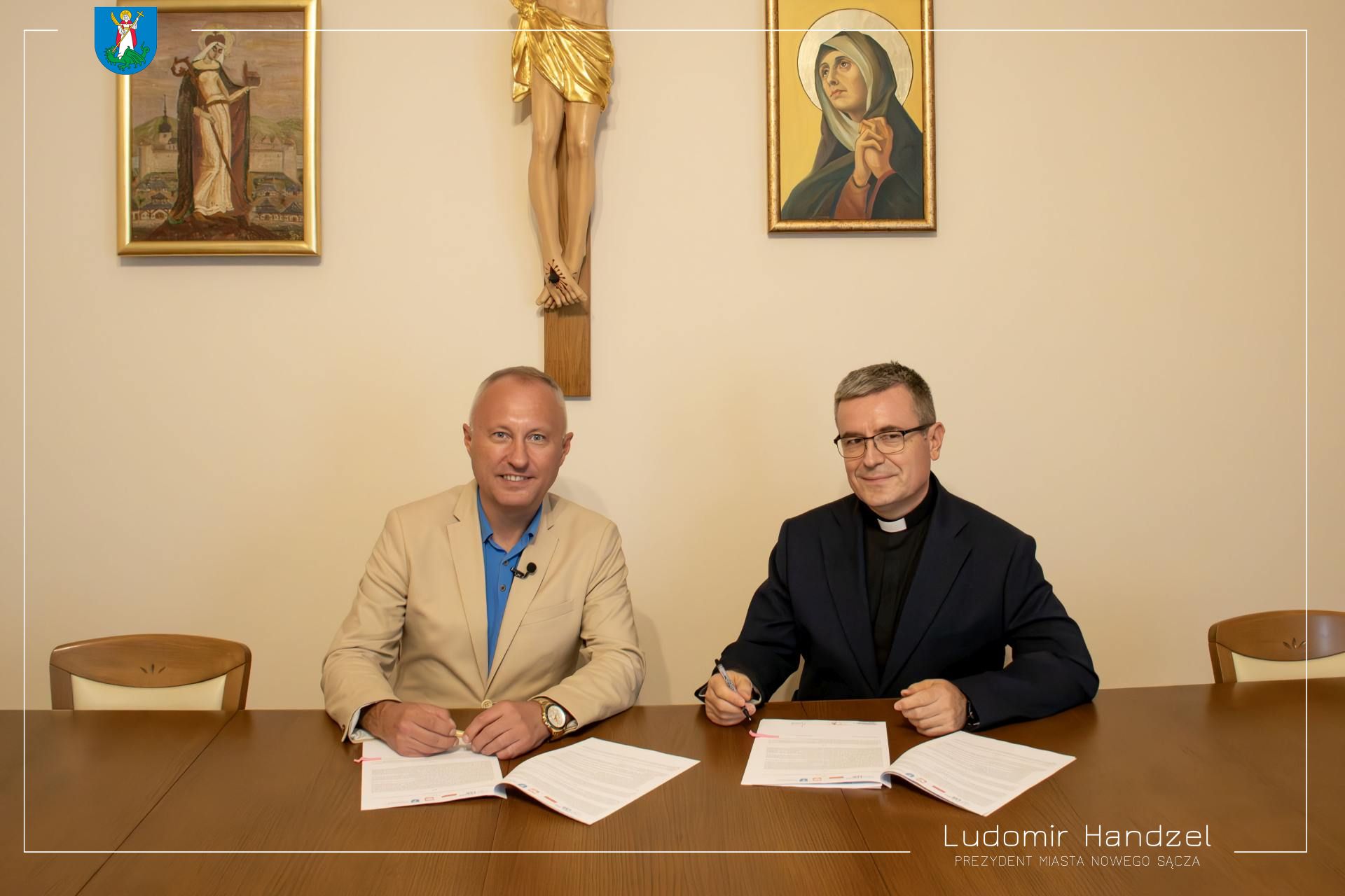 Prezydent Ludomir Handzel i ks. dr Jerzy Jurkiewicz podpisują umowę dotyczącą przekazania środków na remont Placu Kolegiackiego i okalającego go muru