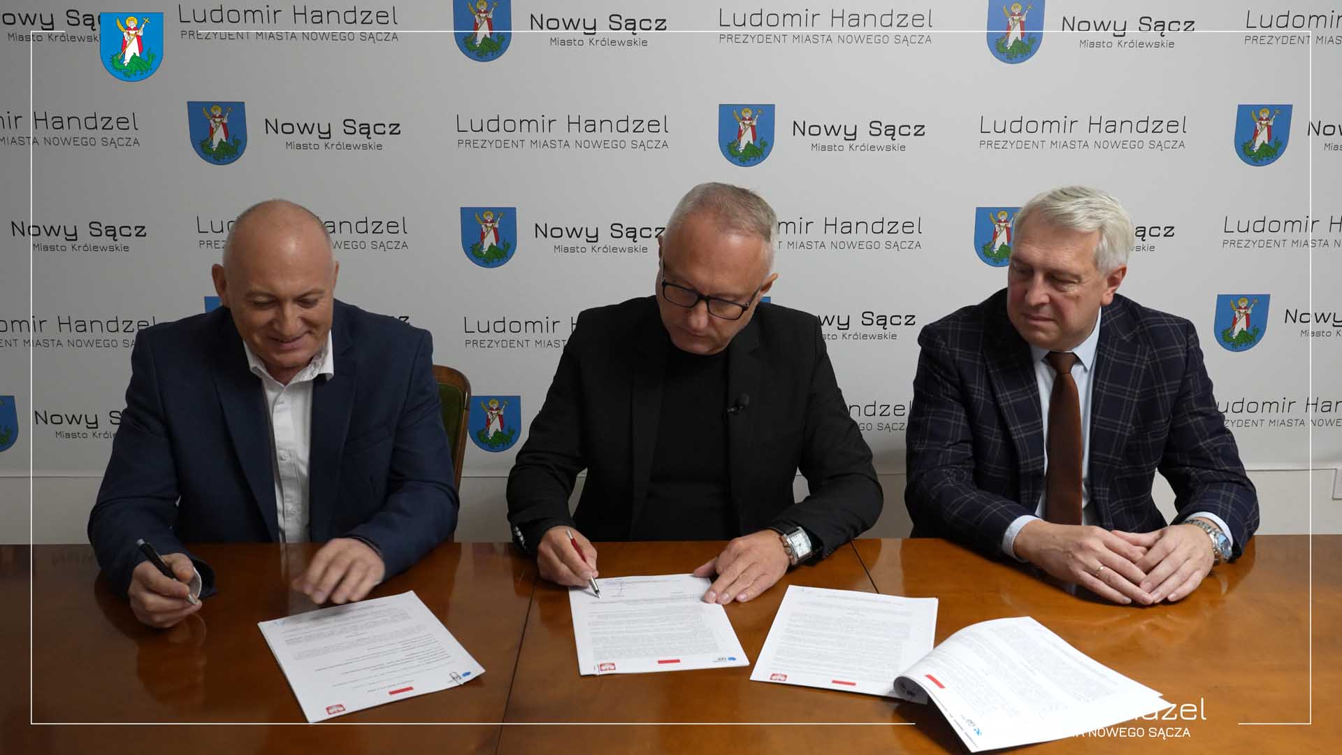 Podpisanie umowy na przygotowanie dokumentacji dotyczącej odbudowy zamku. W środku prezydent Ludomir Handzel
