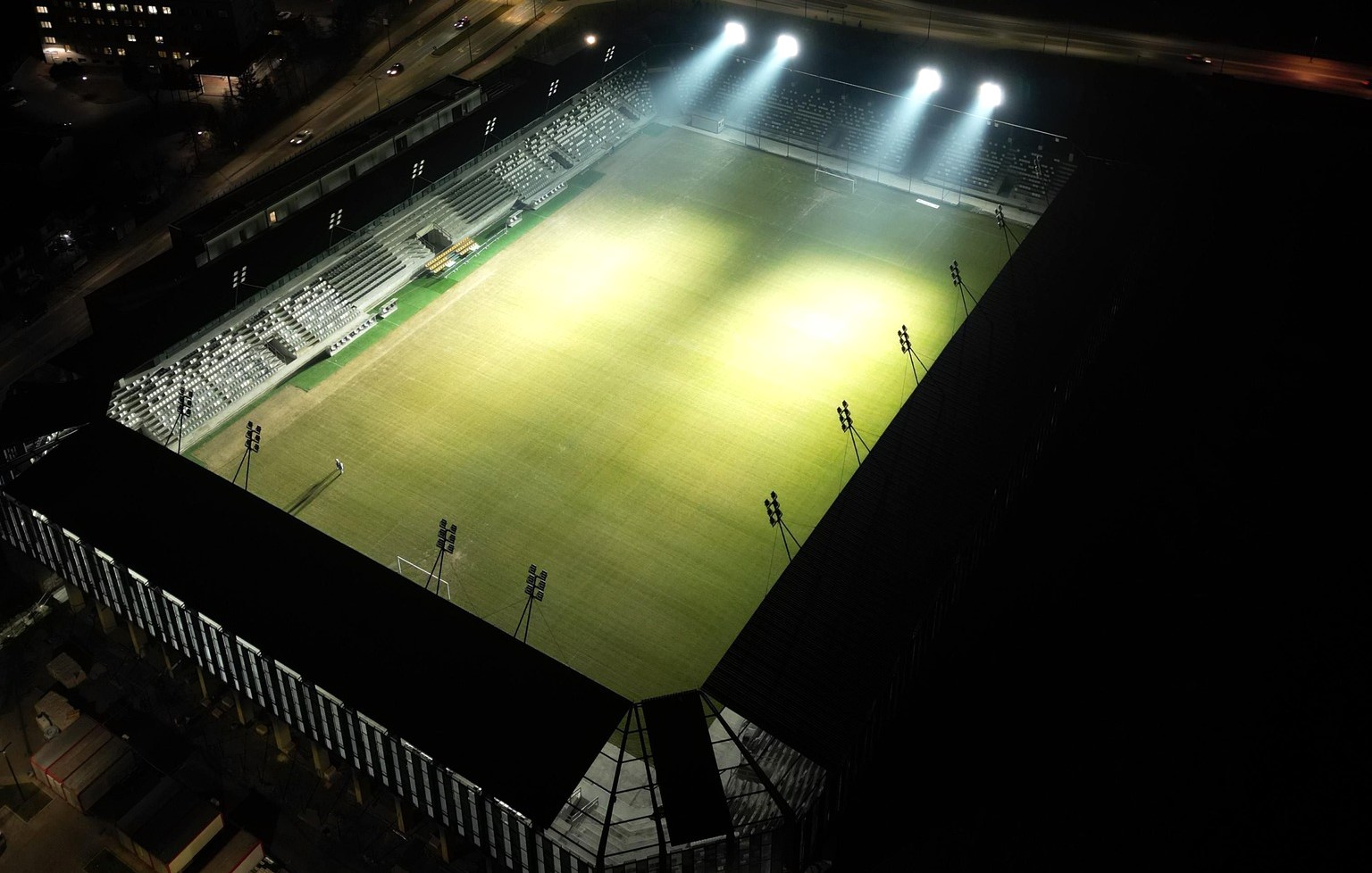 Oświetlony stadion z lotu ptaka