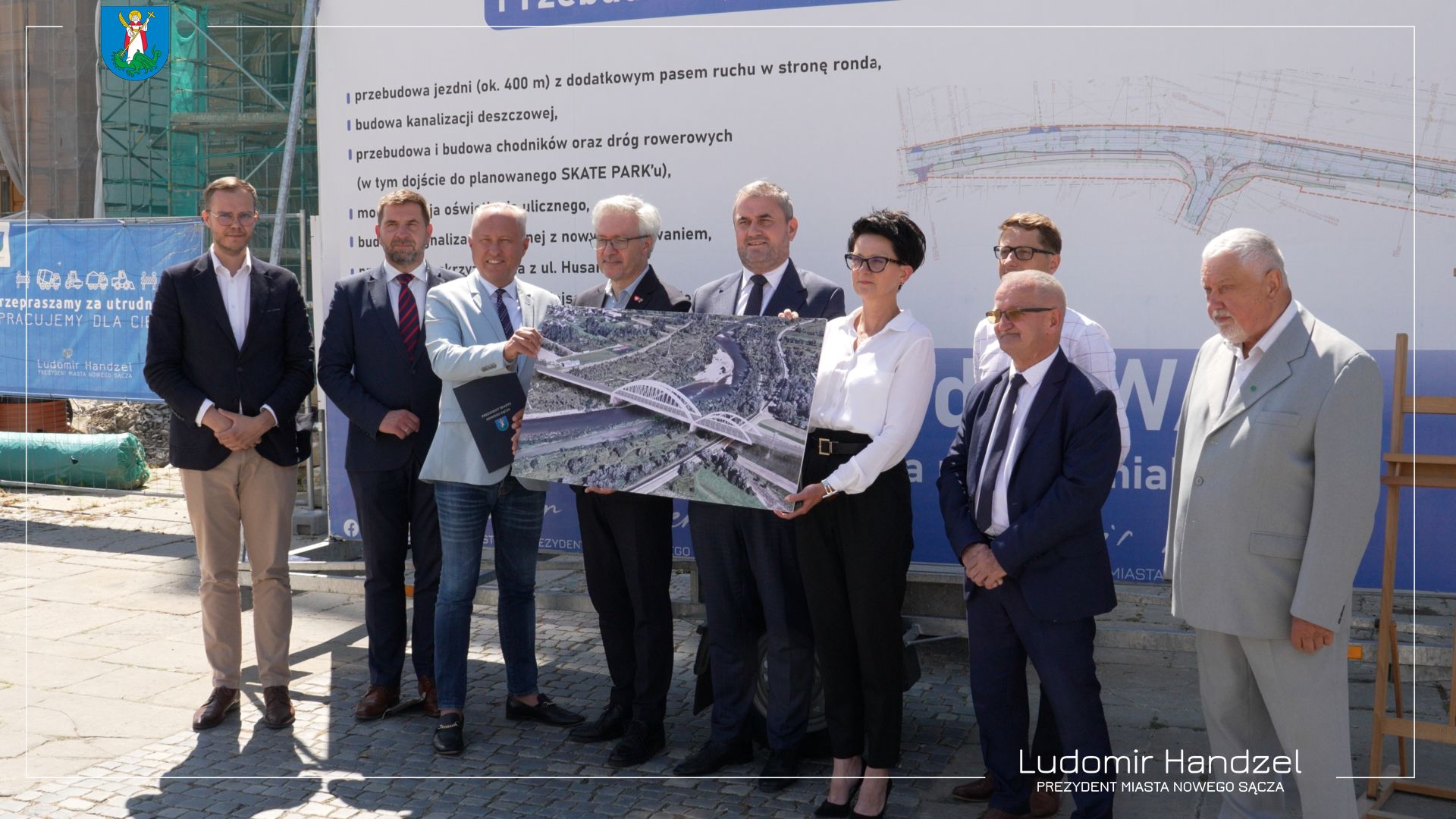 Uczestnicy konferencji prasowej dotyczącej budowy mostu na Dunajcu wraz z drogami dojazdowymi