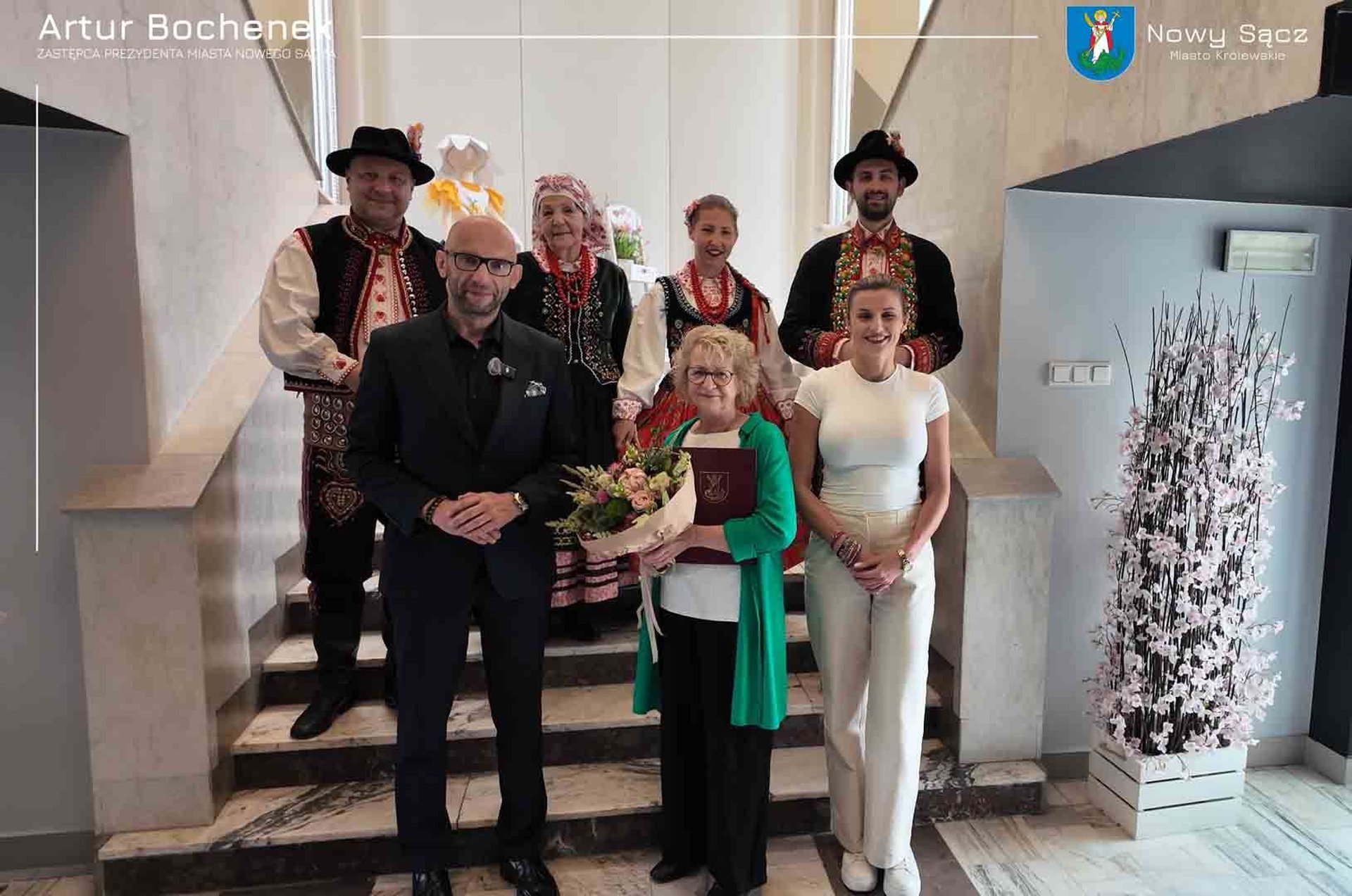 W pierwszym rzędzie stoją od lewej Artur Bochenek, zastępca prezydenta miasta, Irena Pabisz, kierownik Zespołu Regionalnego "Sądeczanie" oraz Małgorzata Gułowska, dyrektor MOK