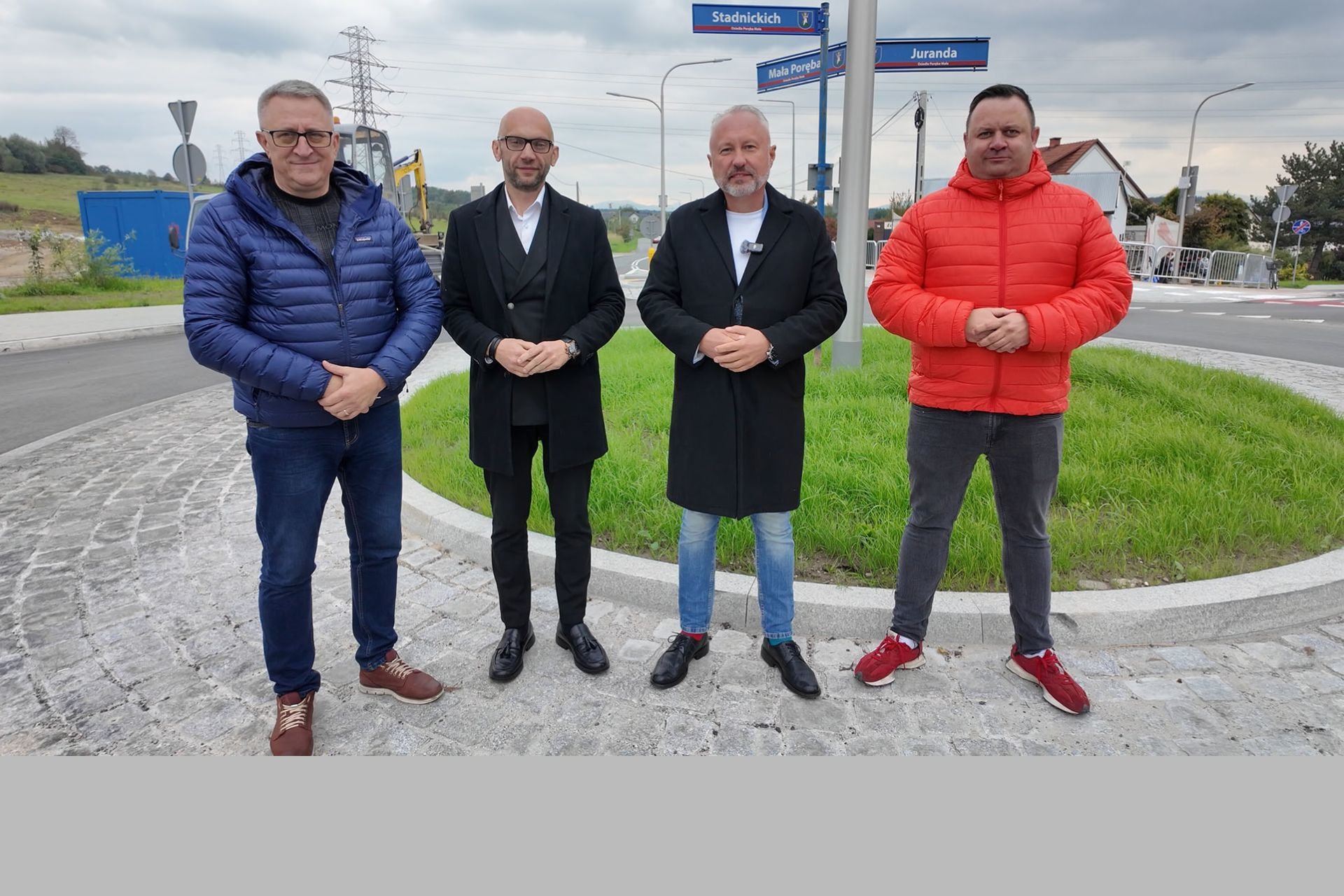 Od lewej stoją radny Tadeusz Gajdosz, Artur Bochenek, zastępca prezydenta miasta, prezydent Ludomir Handzel i radny Jakub Prokopowicz" title="Od lewej stoją radny Tadeusz Gajdosz, Artur Bochenek, zastępca prezydenta miasta, prezydent Ludomir Handzel i radny Jakub Prokopowicz