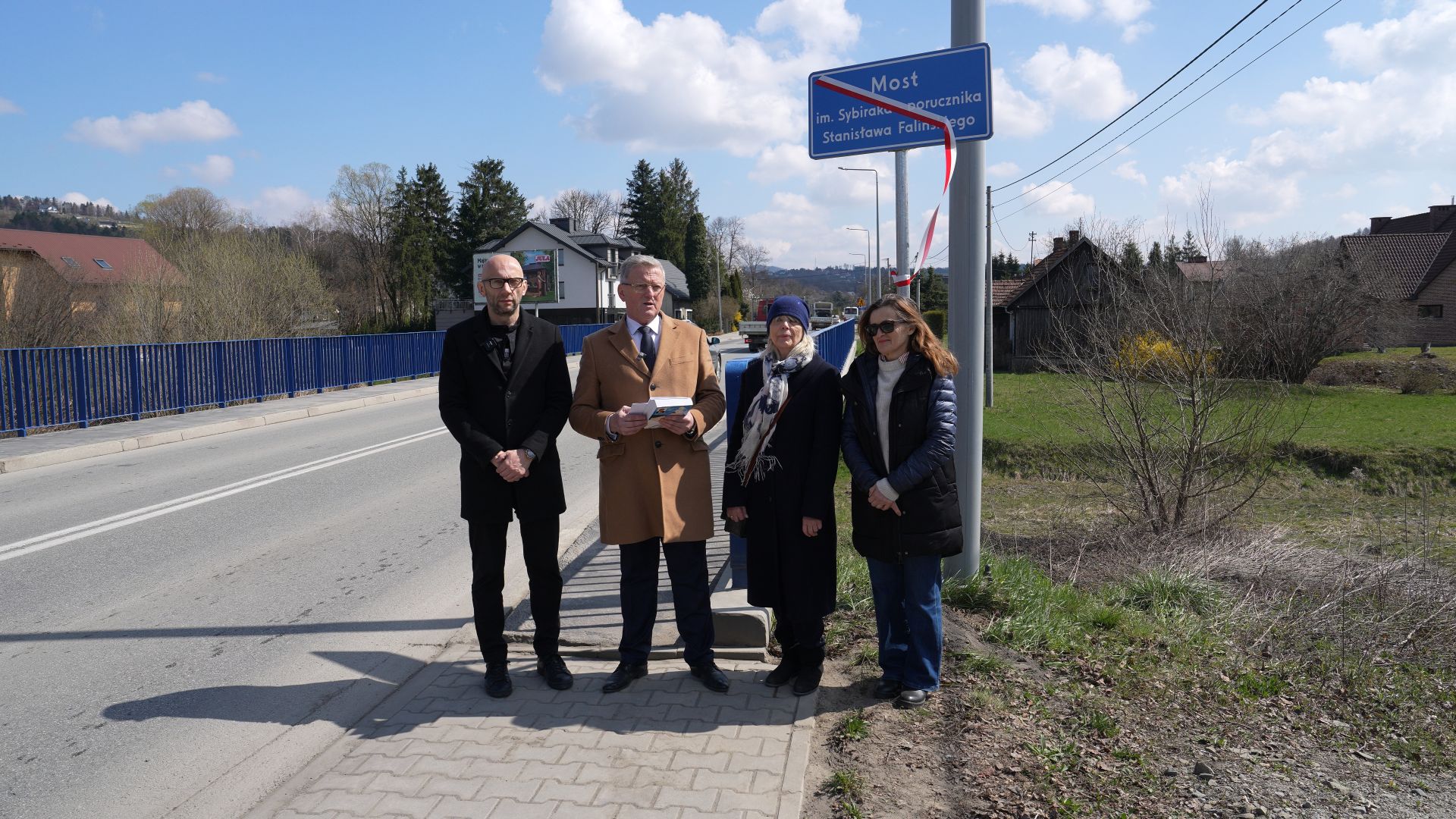 Od lewej Artur Bochenek oraz Artur Czernecki pod tablicą z nazwą mostu
