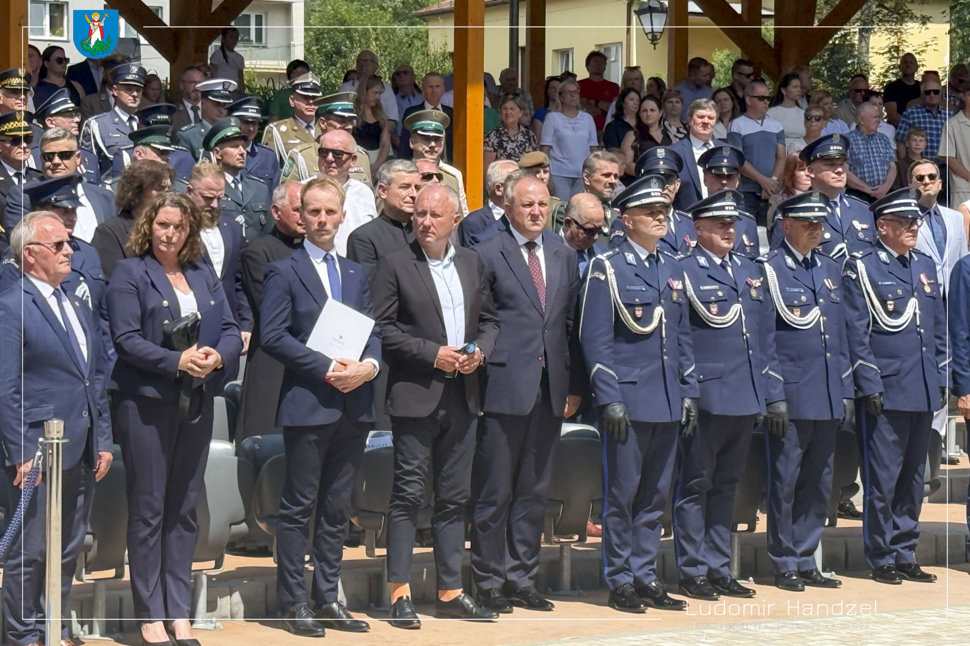 Prezydent Ludomir Handzel (czwarty z lewej) na nowosądeckim Święcie Policji w Grybowie