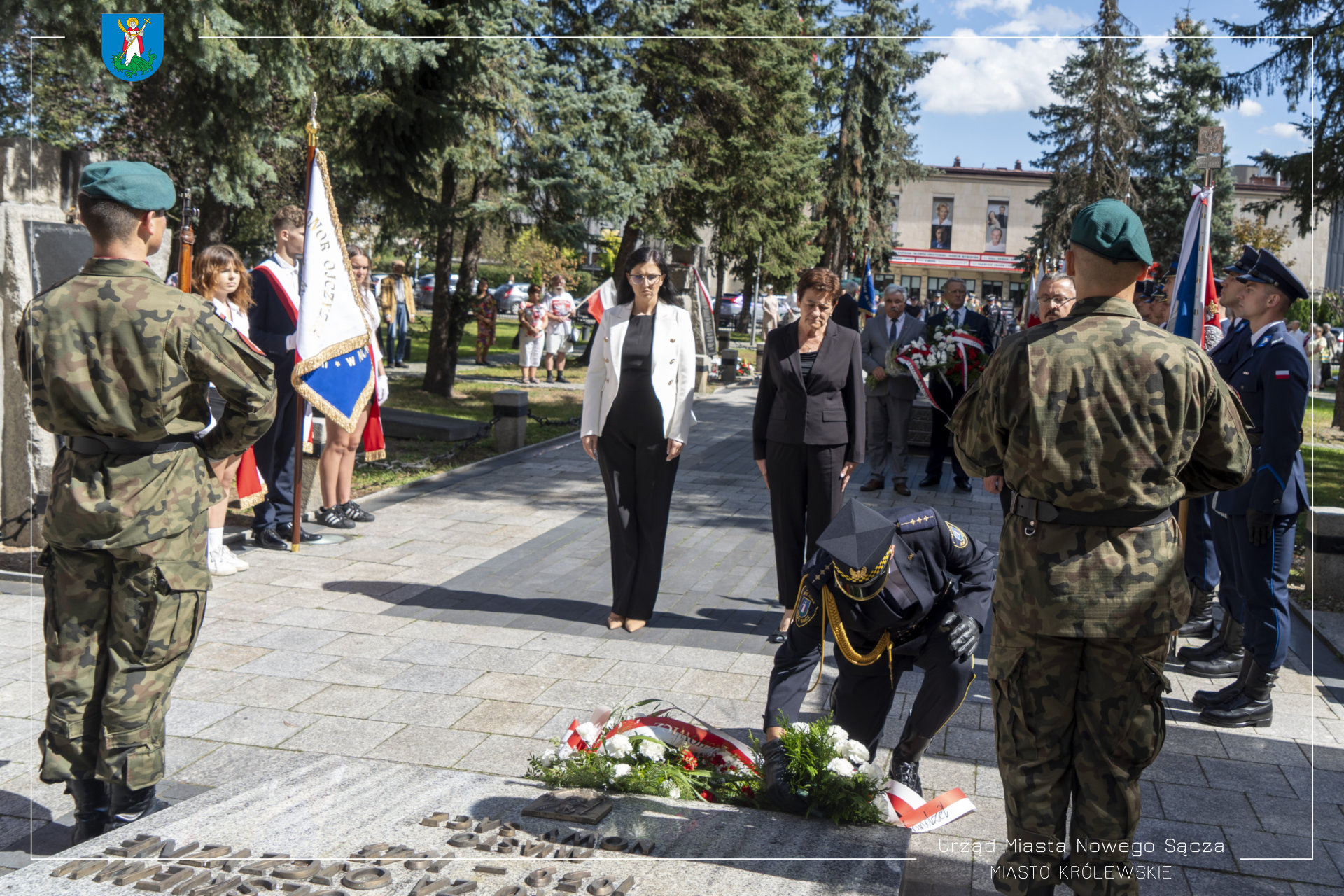 Od lewej dyrektor Wydziału Edukacji i Wychowania Ilona Kroneberger, zastępca prezydenta Bożena Borkowska, kierownik Biura Prezydenta Mariusz Smoleń, składają kwiaty podczas obchodów 87. rocznicy wybuchu II wojny światowej