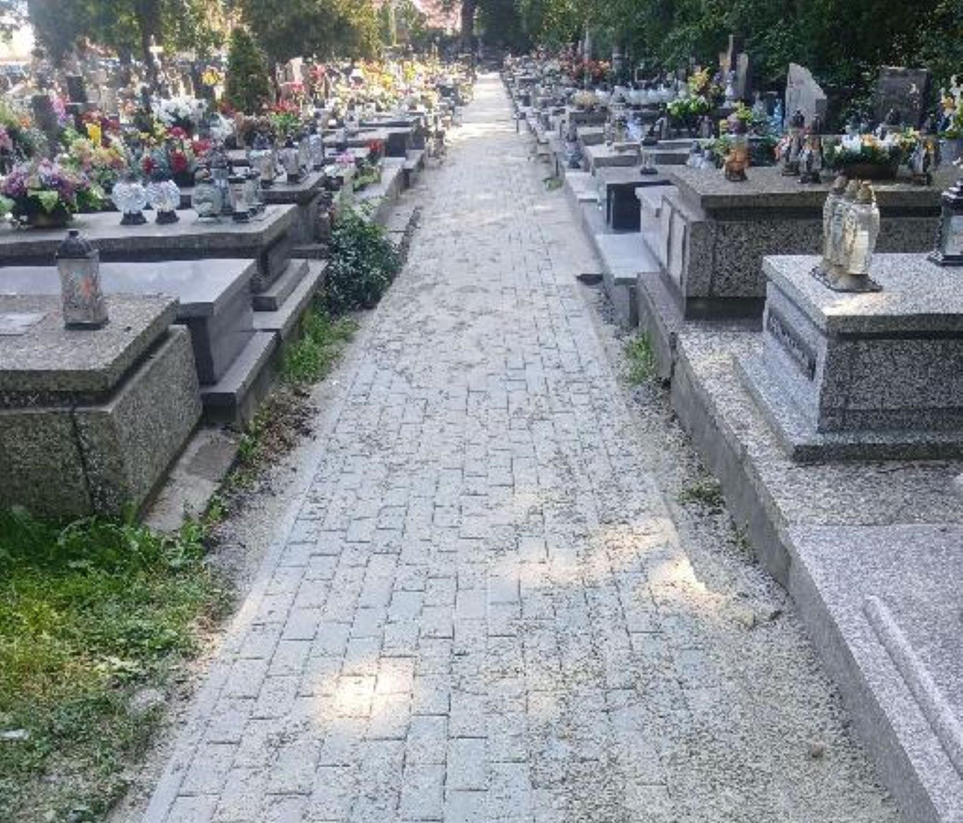 Realizacja ostatniego etapu remontu alejek na cmentarzu komunalnym na osiedlu Helena