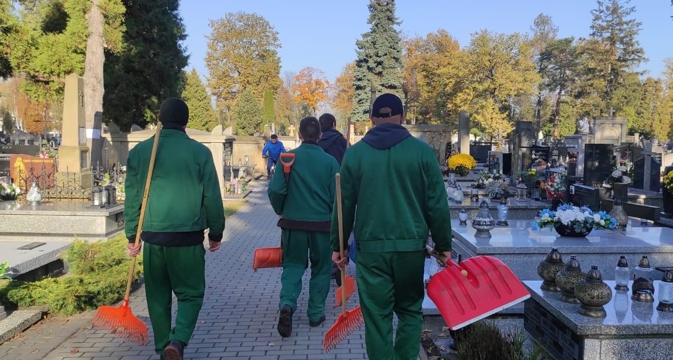 osadzeni sprzątają cmentarz