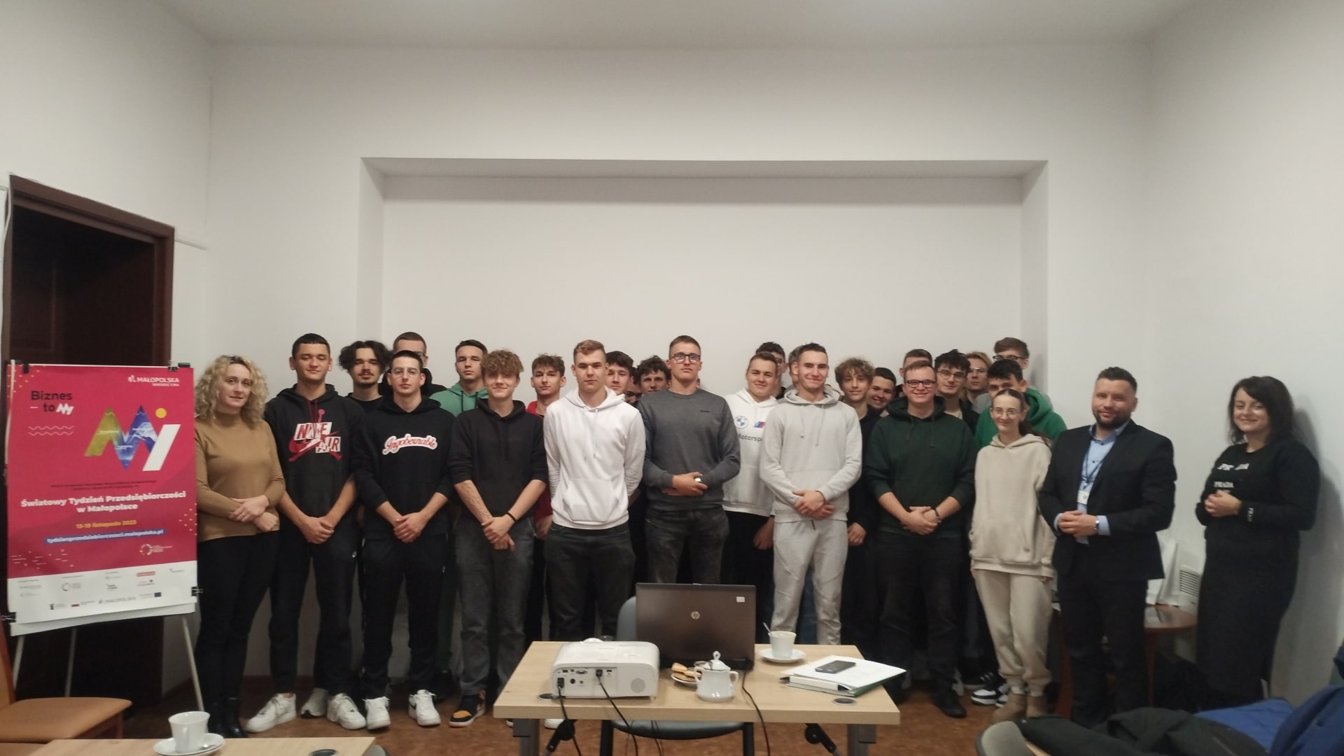 Zdjęcie grupowe uczniów Zespołu Szkół Samochodowych 